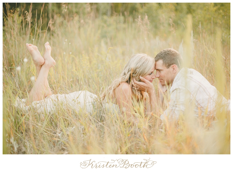 Summer-prairie-engagement-pictures-09