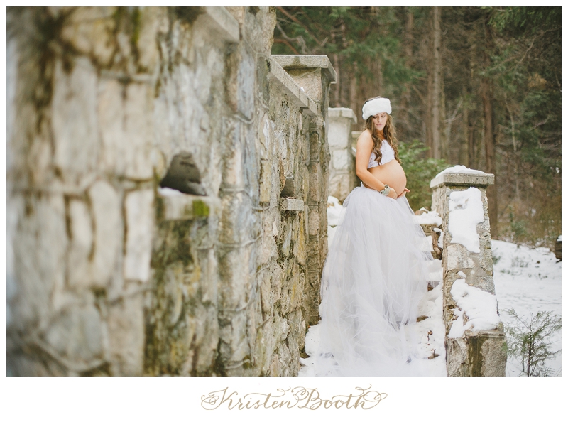Winter-Princess-Maternity-Photos-in-The-Snow-09