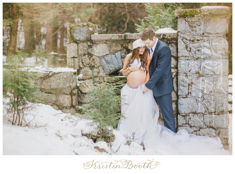 Winter-Princess-Maternity-Photos-in-The-Snow-13