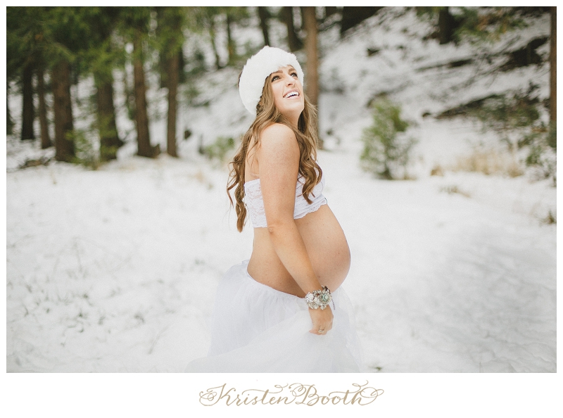 Winter-Princess-Maternity-Photos-in-The-Snow-16