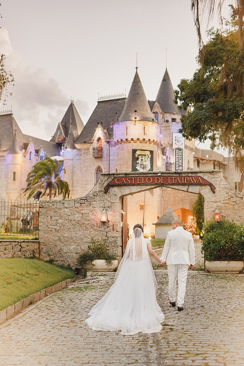 Enchanting wedding photos at a castle venue